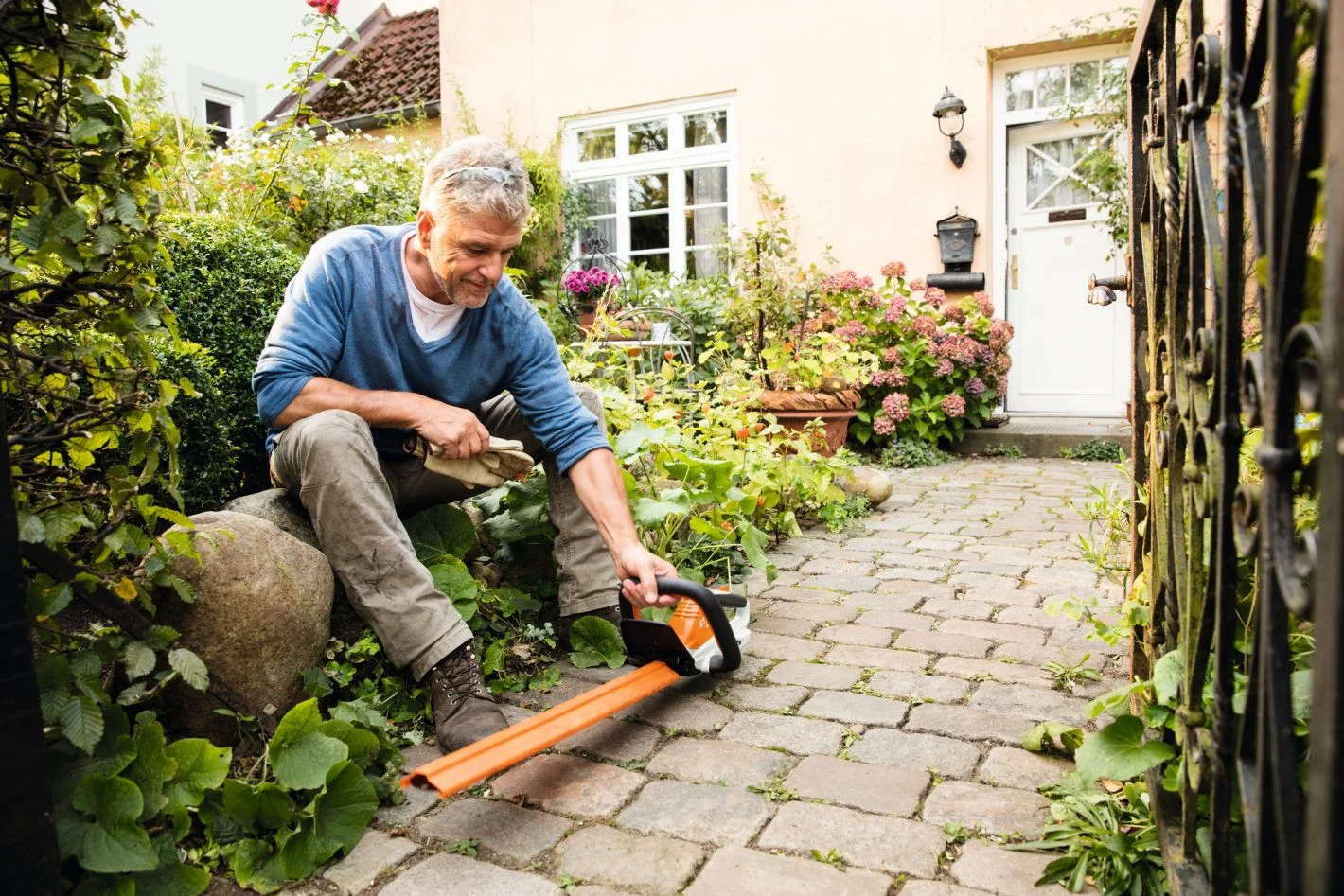 STIHL HSA 45 Baterijski trimer za zivu ogradu. Secenje zive ograde.